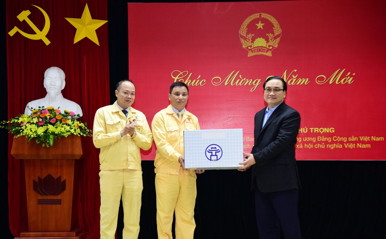 Bí thư Thành ủy Hà Nội Hoàng Trung Hải tặng quà cho cán bộ, công nhân viên Công ty cổ phần Kim khí Thăng Long