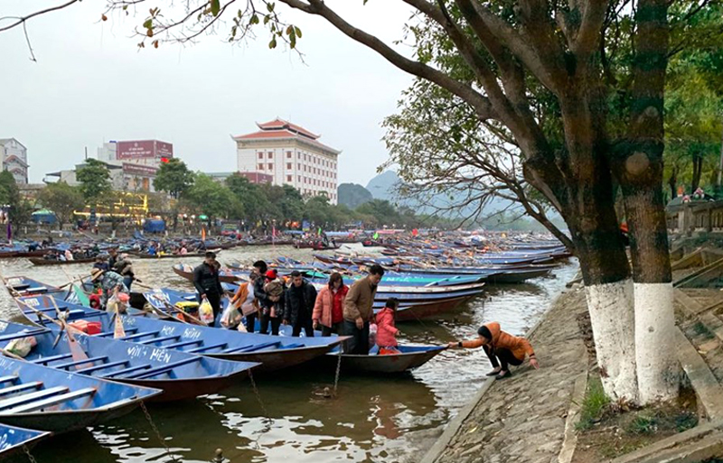 Không trang bị áo phao cứu sinh cho du khách sẽ gây nguy hiểm, đặc biệt đối với người già, trẻ nhỏ nếu có tai nạn xảy ra.