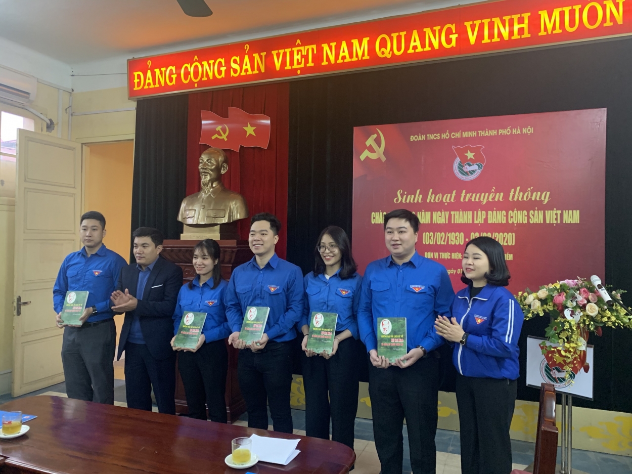 Đại diện Ban tổ chức trao tặng sách ảnh kỷ niệm 90 năm Ngày thành lập Đảng Cộng sản Việt Nam cho 5 đảng viên trẻ tiêu biểu.