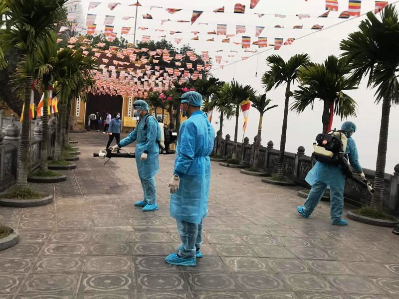 Đoàn Thanh niên quận Tây Hồ phối hợp với Trung tâm Y tế quận tổ chức phun thuốc khử trùng phòng chống dịch bệnh do virus Corona