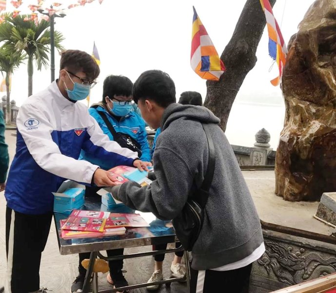 Thanh niên quận Tây Hồ giúp dân đối phó với dịch bệnh do virus Corona