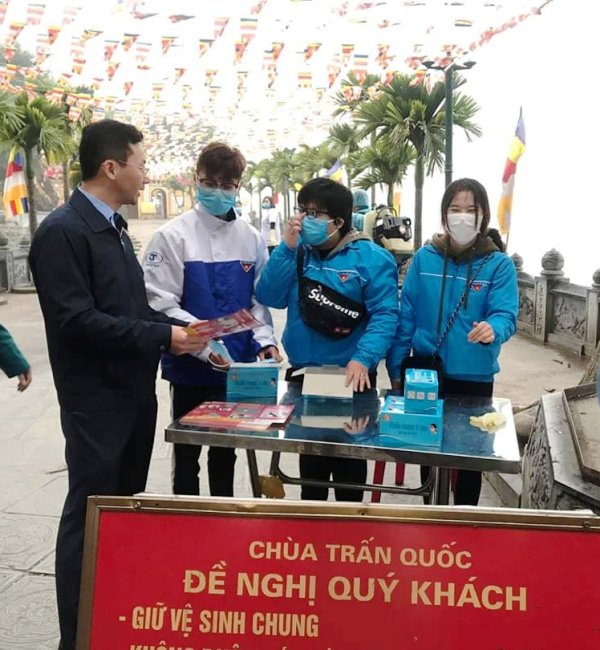 Thanh niên quận Tây Hồ giúp dân đối phó với dịch bệnh do virus Corona