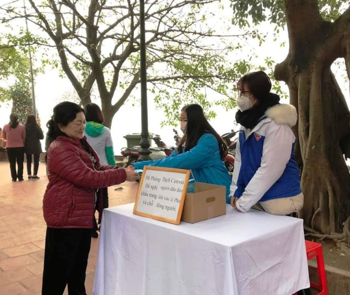 Các đội tình nguyện phát hơn 15.000 khẩu trang miễn phí cho người dân phòng chống dịch bệnh viêm đường hô hấp cấp do chủng mới của virus Corona (nCoV) tại khu vực Phủ Tây
