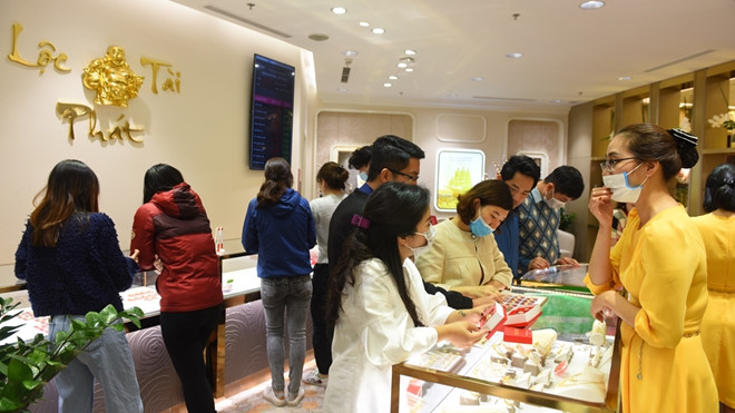 Nhiều khách hàng đến mua vàng ngày vía Thần Tài đều đeo khẩu trang phòng dịch