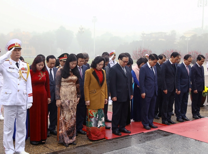 Đoàn đại biểu TP Hà Nội vào Lăng viếng Chủ tịch Hồ Chí Minh