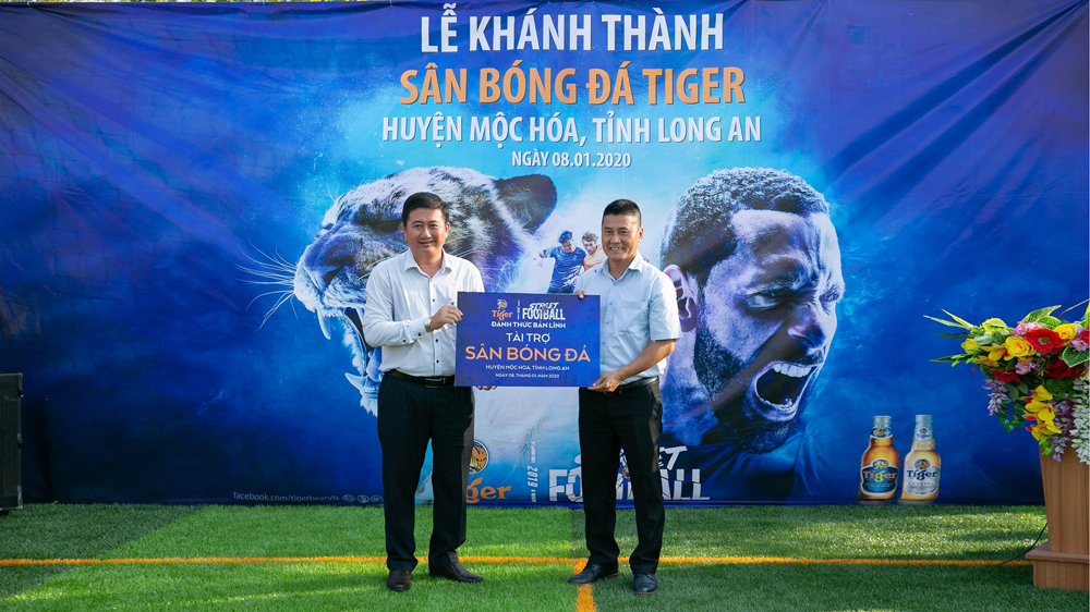 Đại diện công ty trao bảng tài trợ sân bóng đá cho huyện Mộc Hóa, tỉnh Long An