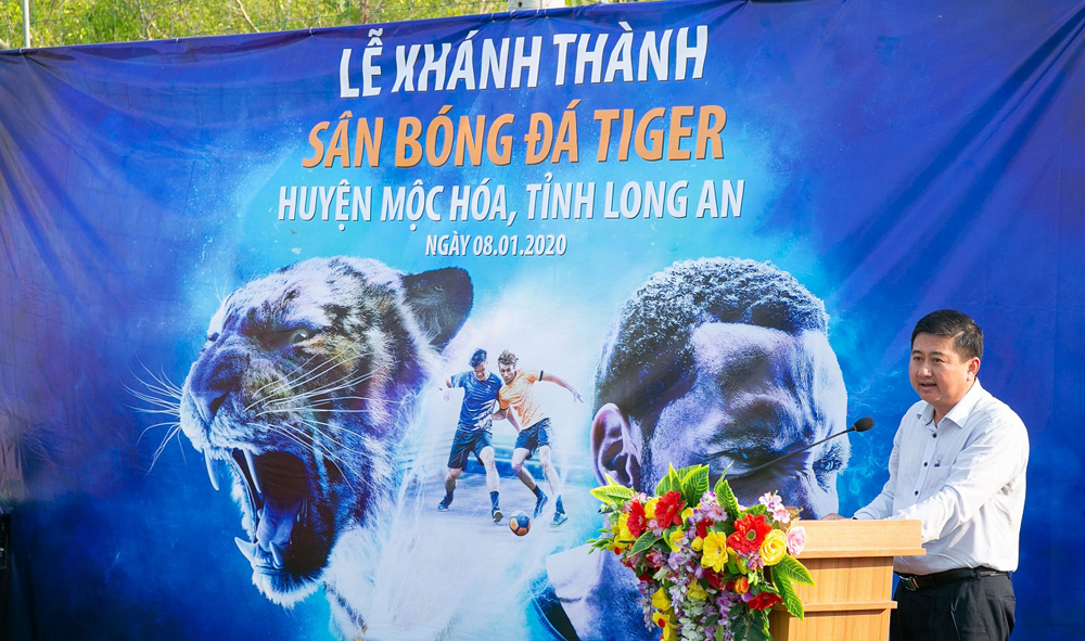 Ông Lâm Hòa Xứng, Chủ tịch UBND huyện Mộc Hóa phát biểu tại Lễ khánh thành sân bóng Tiger