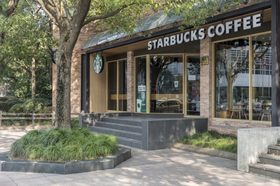 Khác với vẻ đông đúc thường tháy, một cửa hàng Starbucks ở Thượng Hải tạm thời đóng cửa. Ảnh: Getty