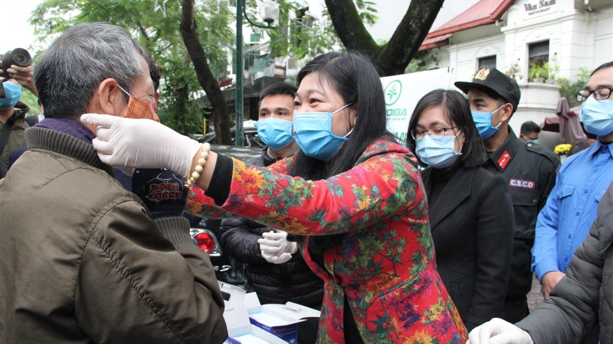 MTTQ Việt Nam TP Hà Nội hỗ trợ khẩu trang, nước rửa tay diệt khuẩn cho các hộ nghèo