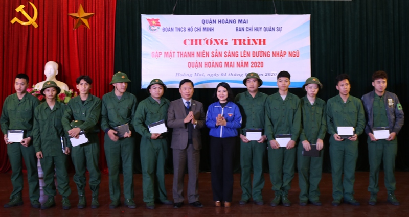 Đồng chí Chu Hồng Minh, Ủy viên Ban Chấp hành Trung ương Đoàn, Phó Bí thư Thường trực Thành đoàn, Chủ tịch Hội sinh viên thành phố Hà Nội tặng quà thanh niên lên đường nhập ngũ