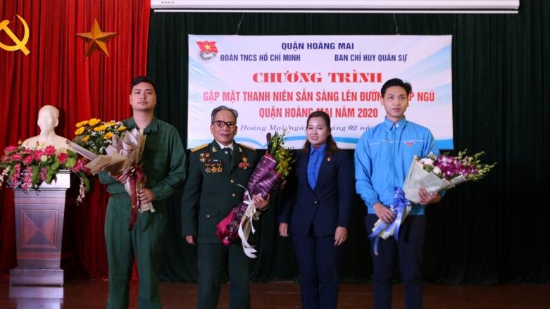 Chị Nguyễn Quỳnh Trang, Bí thư Quận đoàn Hoàng Mai tặng hoa các vị khách mời giao lưu tại chương trình