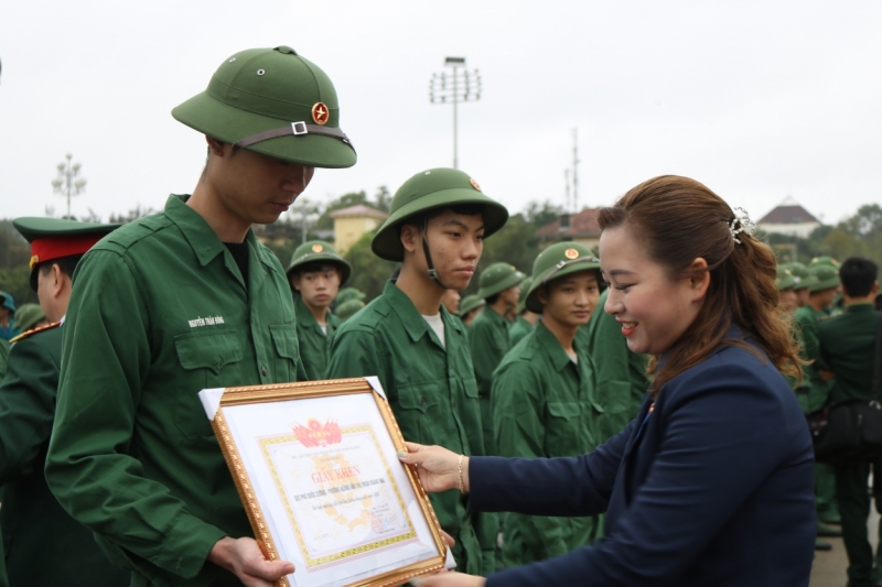 Chị Nguyễn Quỳnh Trang, Bí thư Quận đoàn Hoàng Mai tặng giấy khen tới thanh niên tình nguyện lên đường nhập ngũ