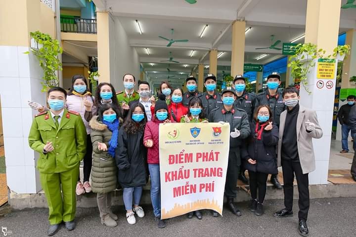 Cảnh sát cơ động phát khẩu trang miễn phí tại Bệnh viện Việt - Đức