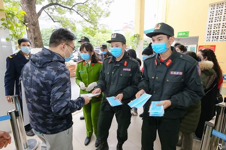 Cảnh sát cơ động phát khẩu trang miễn phí tại Bệnh viện Việt - Đức