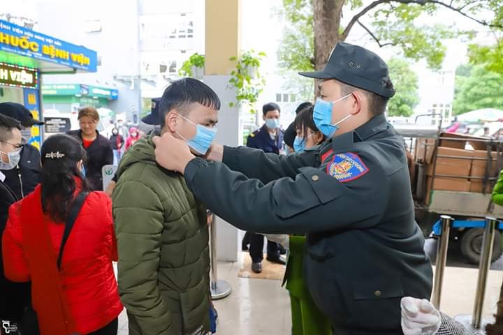Chiến sĩ Cảnh sát cơ động tận tụy đeo khẩu trang cho người dân