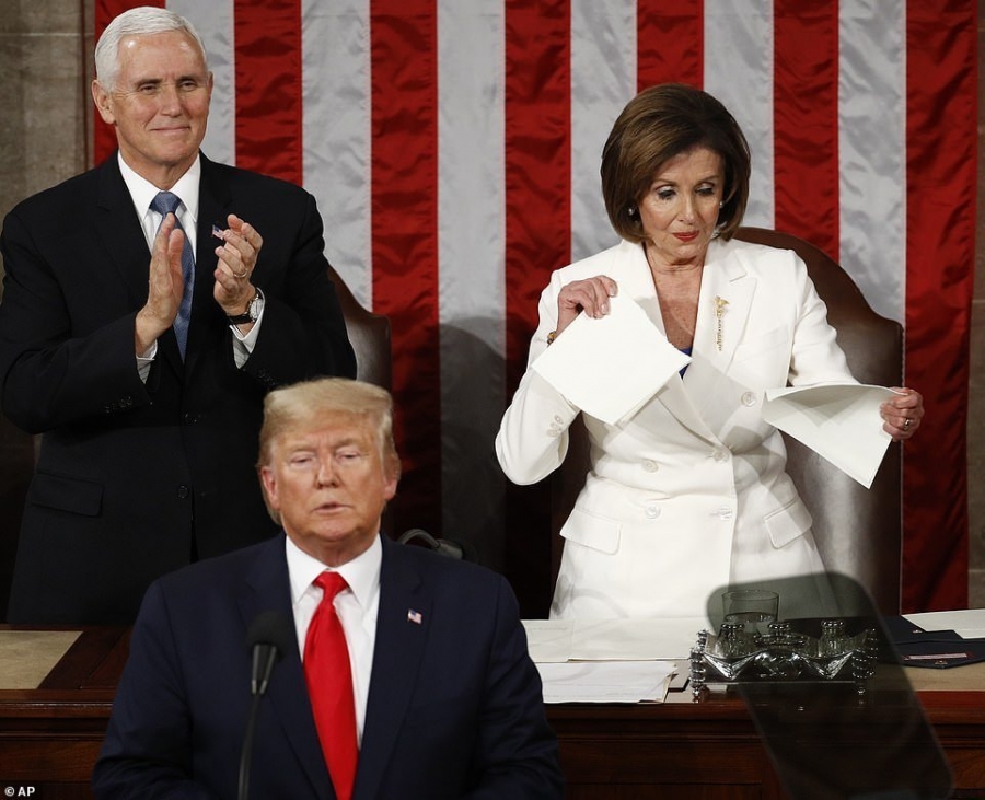 Sau khi Tổng thống Trump kết thúc bài phát biểu, Chủ tịch Hạ viện Nancy Pelosi đã xé toạc bản in thông điệp. Ảnh: AP