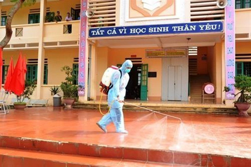 Phun thuốc khử trùng tại các trường học giảm nguy cơ lây nhiễm dịch bệnh do virus Corona khi đón các em học sinh trở lại trường