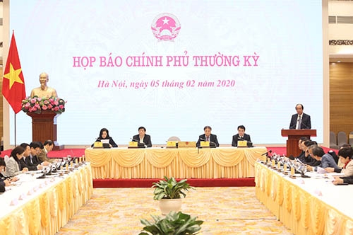 Tại cuộc họp báo Chính phủ, nhiều phong viên đặt câu hỏi về việc có một số nghệ sĩ, diễn viên nổi tiếng đưa tin thất thiệt về dịch bệnh này trên Facebook lại chưa bị xử lý