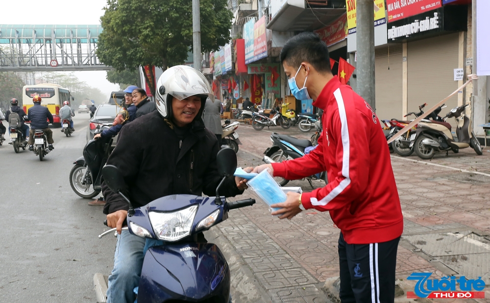 Việc phát miễn phí khẩu trang để cùng nhau bảo vệ sức khỏe, tính mạng đã khiến nhiều người cảm thấy ấm lòng