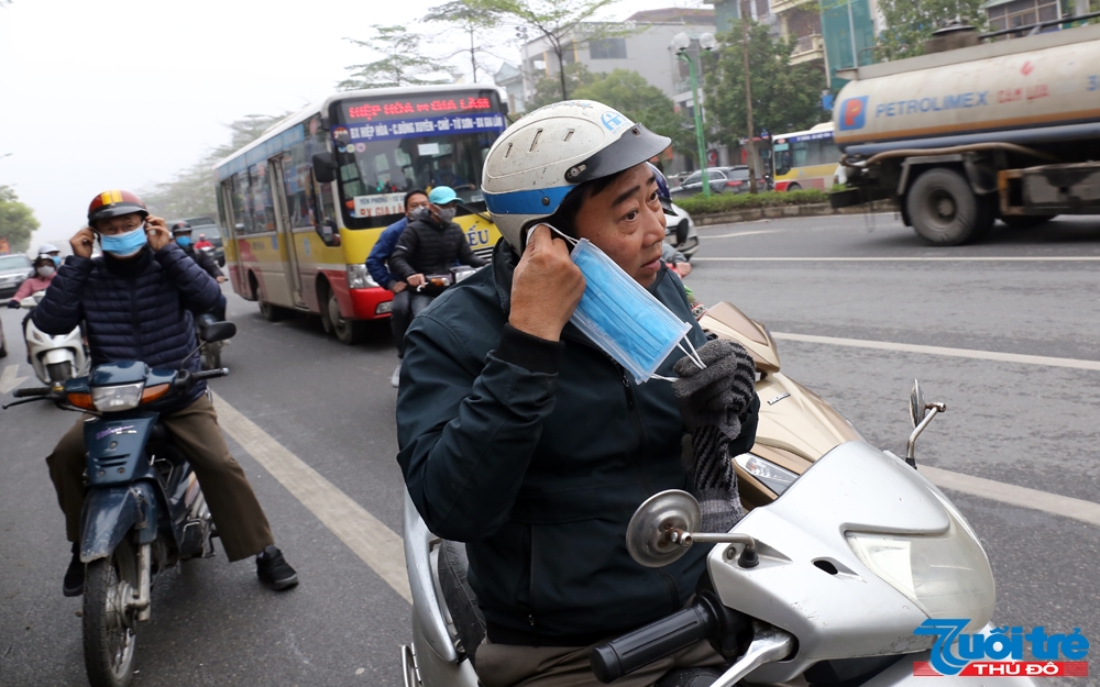 Người dân sử dụng khẩu trang ngay sau khi nhận