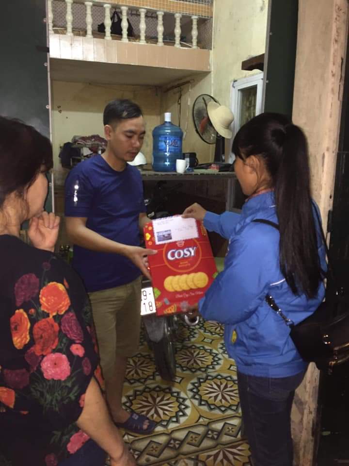 Đảng viên trẻ Thùy Trang tặng quà tới các gia đình chính sách