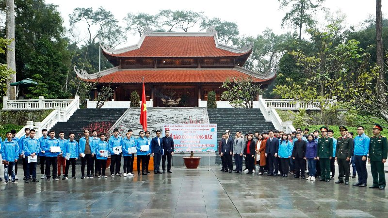 Đoàn đại biểu chụp ảnh lưu niệm tại Khu di tích K9, Đá Chông, Ba Vì, Hà Nội