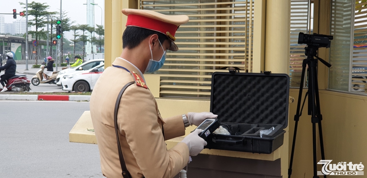 Găng tay, ống thổi, máy đo... được lực lượng CSGT kiểm tra kỹ lưỡng trước khi sử dụng (Ảnh: Hoài An)