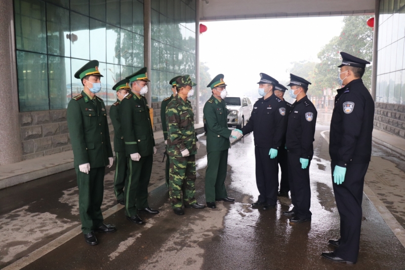 BĐBP đồn Tà Lùng tặng khẩu trang cho Trạm Kiểm soát biên phòng xuất nhập cảnh Thúy Khẩu Quan (Trung Quốc)