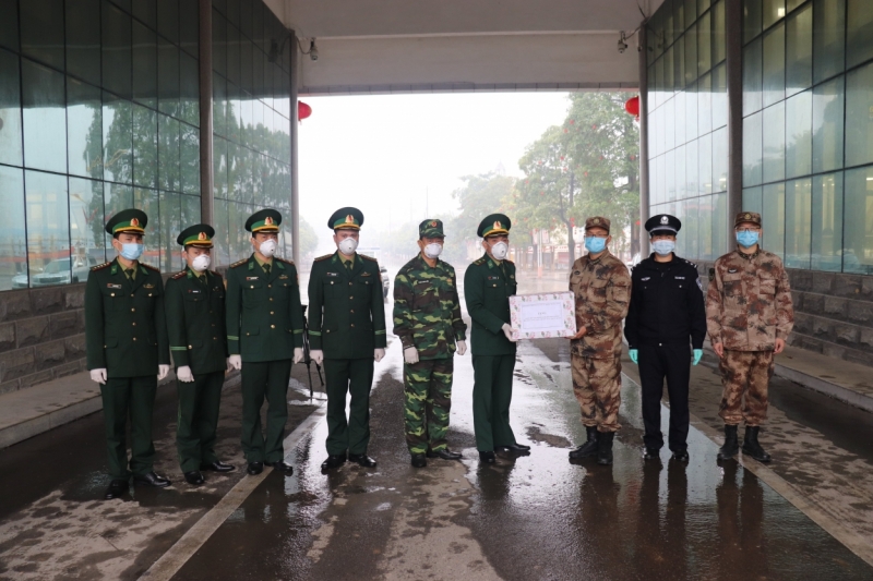 Đồn Biên phòng Tà Lùng tặng khẩu trang cho Trạm Hội ngộ Hội đàm Bộ đội Biên phòng Địa khu Long Châu, Quảng Tây (Trung Quốc)