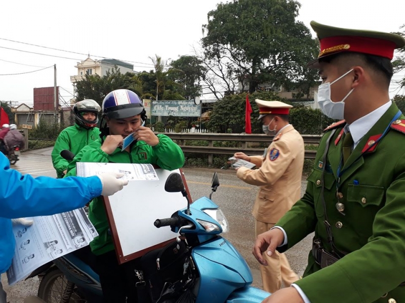 Tuổi trẻ huyện Phú Xuyên phát khẩu trang miễn phí tới người tham gia giao thông trên tuyến đường quốc lộ 1A