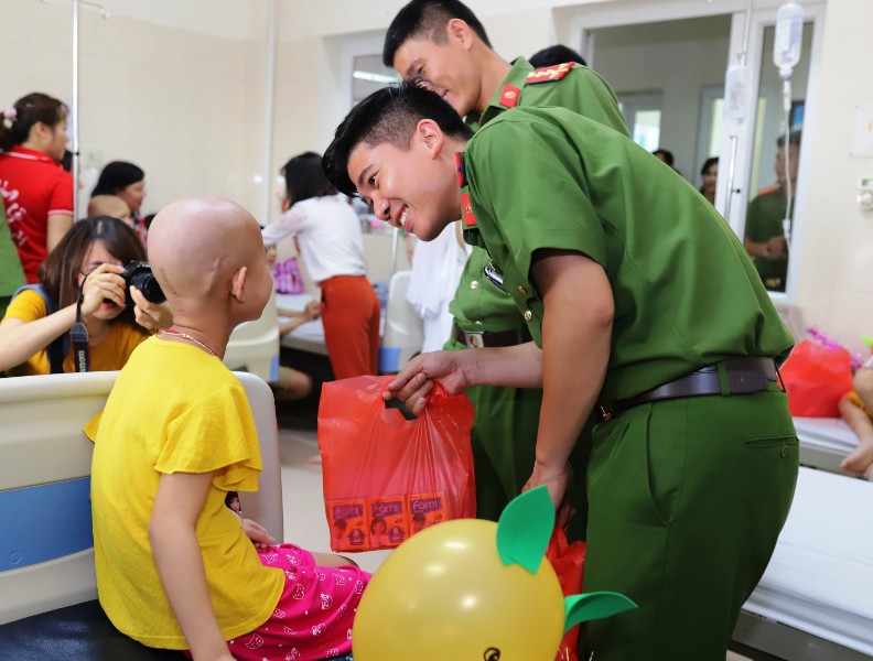 Anh Lê Văn Ba, Bí thư Đoàn Thanh niên Trung đoàn Cảnh sát cơ động, Công an thành phố Hà Nội trao quà cho em nhỏ điều trị tại bệnh viện