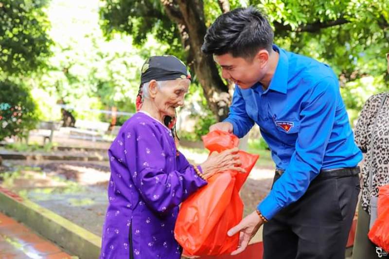 Anh Lê Văn Ba, Bí thư Đoàn Thanh niên Trung đoàn Cảnh sát cơ động, Công an thành phố Hà Nội trao quà tới người có công với cách mạng