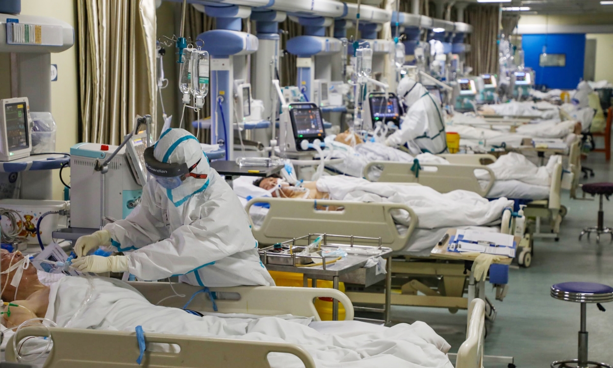 Nhân viên y tế làm việc trong phòng chăm sóc đặc biệt bệnh nhân mắc virus Corona bị cô lập tại một bệnh viện ở Vũ Hán (Ảnh: EPA)