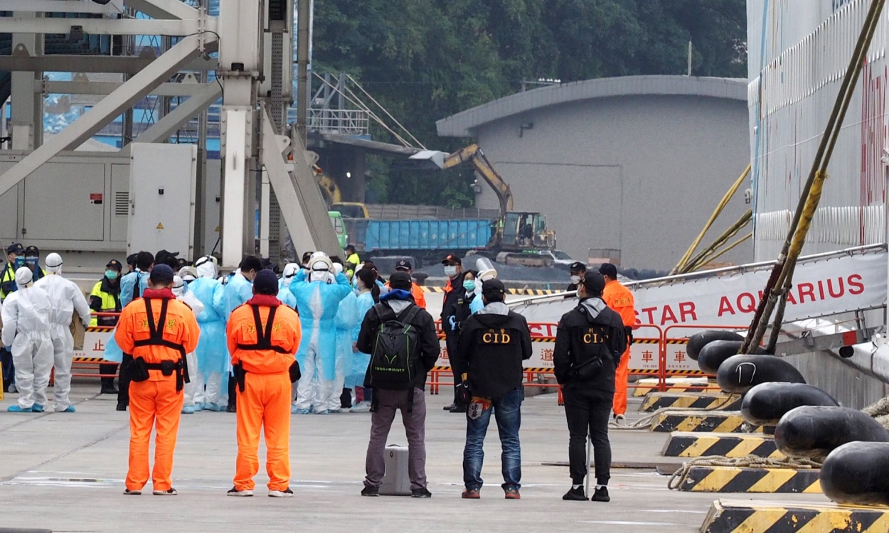 Đứng trước nguy cơ dịch bệnh do virus Corona, tàu Cruise Superstar Aquarius trở về cảng nhà ở Đài Loan sau khi hành khách bị từ chối nhập cảnh vào Naha, Nhật Bản (Ảnh: EPA)