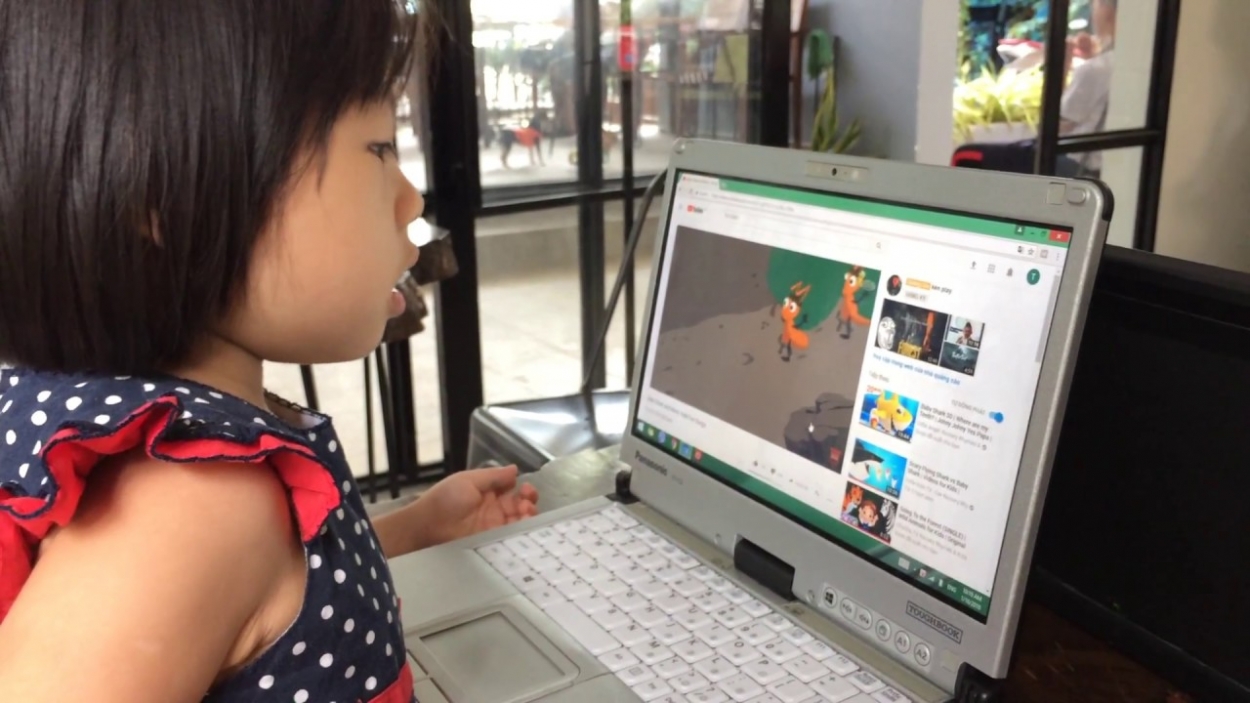 Trẻ em được tiếp cận các phần mềm clip học tập trên internet