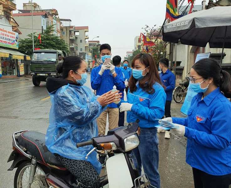 Thanh niên huyện Thanh Oai, Hà Nội phát khẩu trang tới người dân, chung tay phòng chống dịch bệnh từ virus Corona