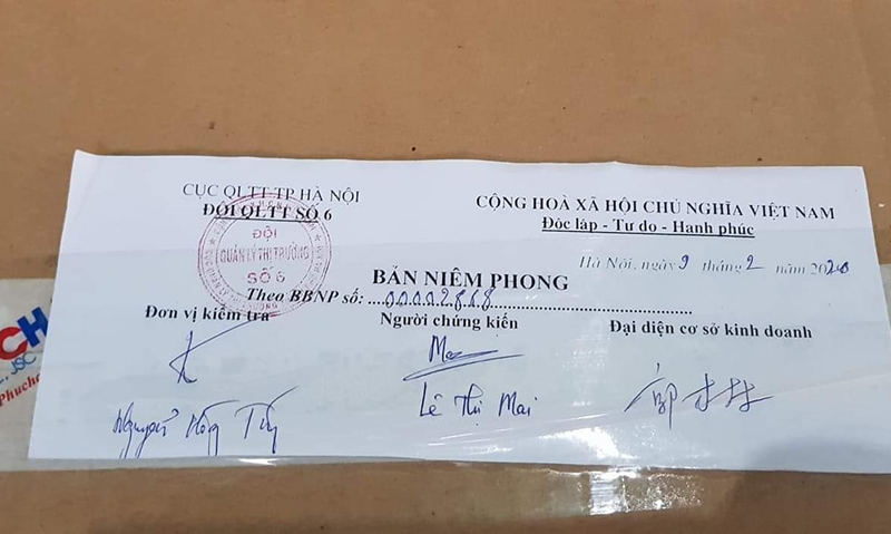 Lực lượng Quản lý thị trường đã lập biên bản, niêm phong 50 thùng khẩu trang vừa phát hiện để tiếp tục điều tra, làm rõ