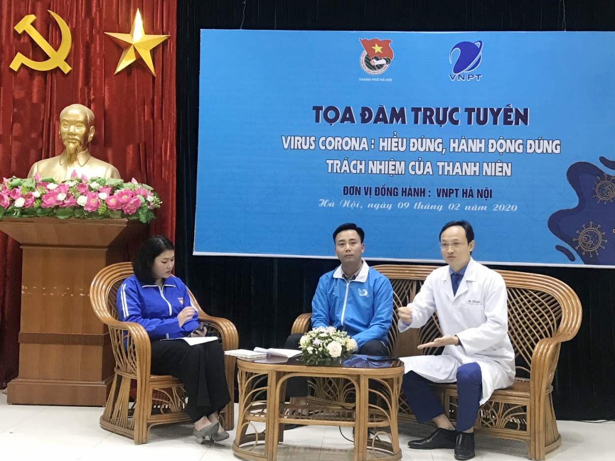 Anh Nguyễn Đức Tiến, Phó Bí thư Thành đoàn, Chủ tịch Hội Liên hiệp Thanh niên Việt Nam thành phố Hà Nội và bác sĩ Trần Quốc Khánh, khoa Phẫu thuật cột sống, Bệnh viện hữu nghị Việt - Đức tham dự tọa đàm