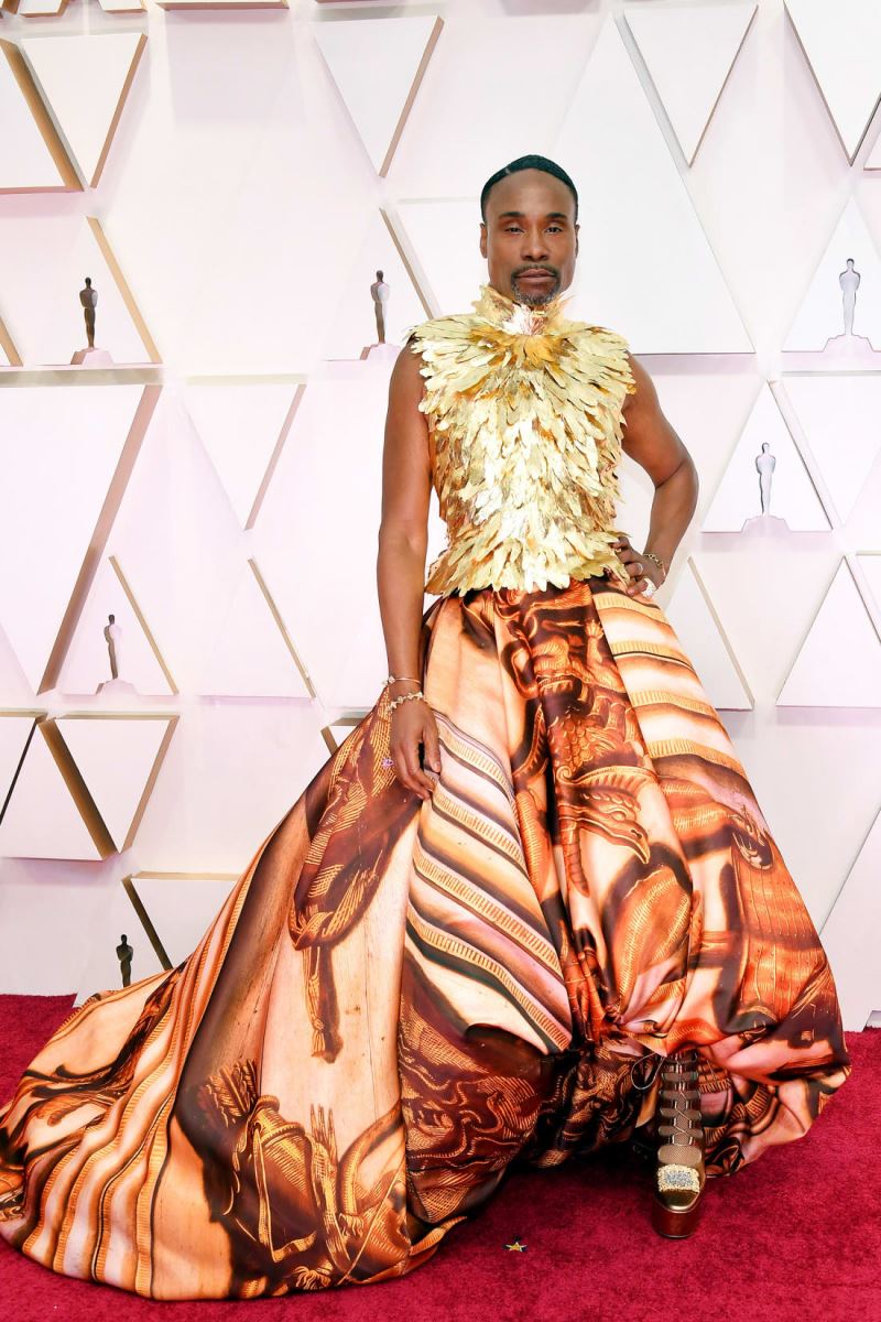 Billy Porter là sao nam gây chú ý . Nam diễn viên xuất hiện trong chiếc áo tank-top bằng vàng mix&amp;match chân váy satin in 3D thu hút sự quan tâm của giới yêu thời trang (Ảnh: Getty)