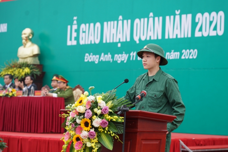Nguyễn Huy Tùng, đại diện cho 218 tân binh huyện Đông Anh phát biểu cảm tưởng