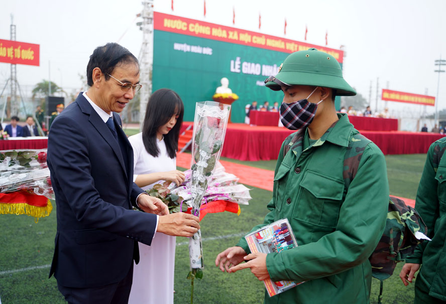 Phó Bí thư Thành ủy Đào Đức Toàn tặng hoa động viên các tân binh.