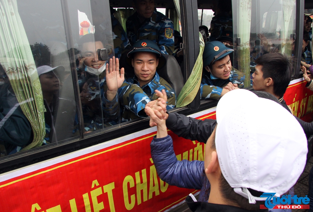 Những cái nắm tay thật chặt...