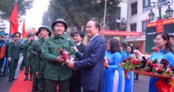 Xúc động lễ tiễn tân binh quận Hoàn Kiếm lên đường nhập ngũ