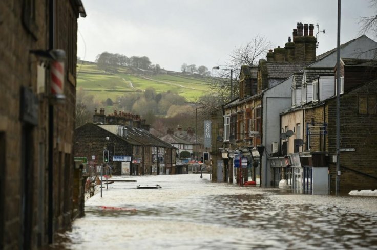 Nhiều ngôi nhà ở Mytholmroyd, miền Bắc nước Anh đã bị ngập lụt sau khi cơn bão Ciara càn quét qua (Ảnh: AFP)