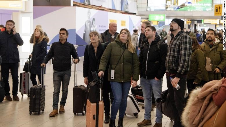 Nhiều chuyến bay tại sân bay Schiphol (Hà Lan) bị hoãn do bão Ciara (Ảnh: CNN)