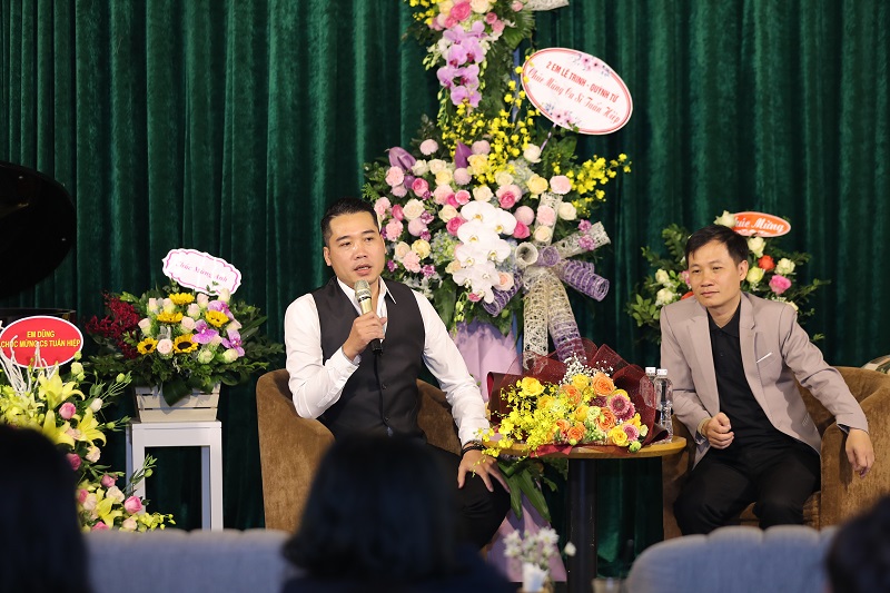 Ca sĩ Tuấn Hiệp và nhạc sĩ Nguyễn Quang Long tại buổi ra mắt ca khúc