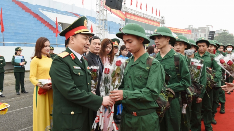 Thiếu tướng Nguyễn Quốc Duyệt, Ủy viên Ban Thường vụ Thành ủy, Tư lệnh Bộ Tư lệnh Thủ đô Hà Nội động viên thanh niên quận Bắc Từ Liêm lên đường nhập ngũ