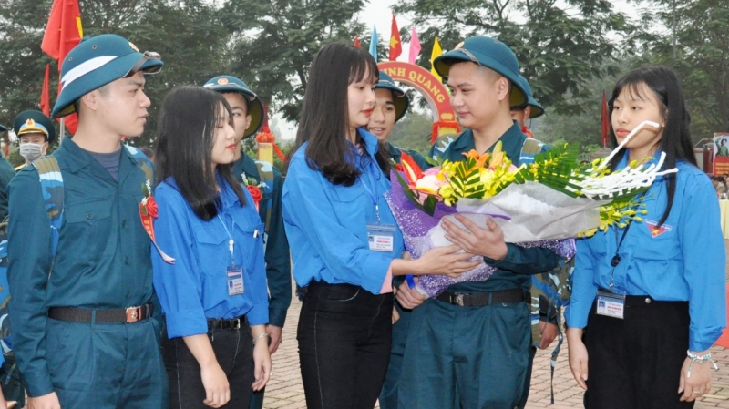 Chia tay đoàn viên thanh niên lên đường nhập ngũ