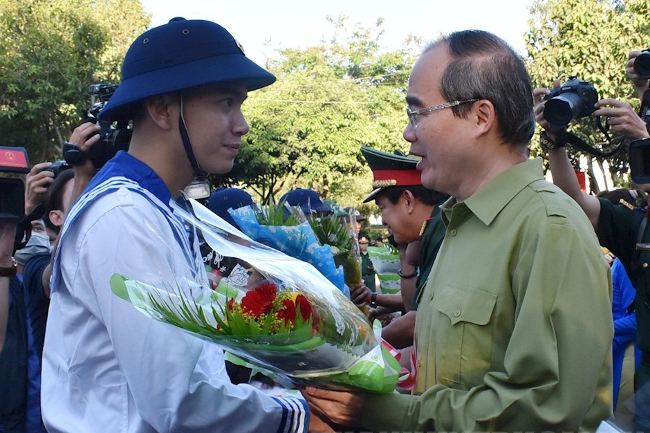 Bí thư Thành ủy TP HCM Nguyễn Thiện Nhân tặng hoa chúc mừng các tân binh lên đường nhập ngũ tại điểm giao quân Nhà Thiếu nhi quận Thủ Đức