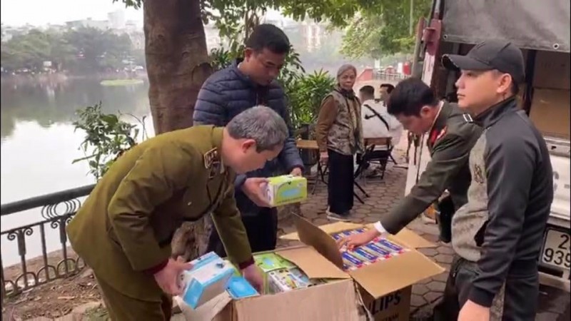 Lực lượng quản lý thị trường kiểm tra một vụ buôn bán khẩu trang có dấu hiệu vi phạm